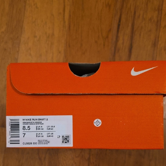 Nike Run Swift 2 in Vibrant Orange Box - Picture 2 of 6